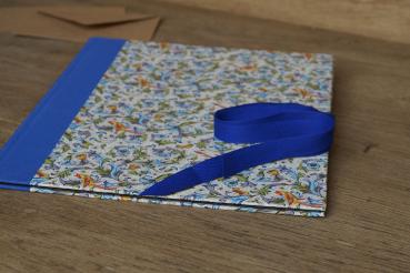 Handgemachte Mappe mit blauem Baumwollbandverschluß